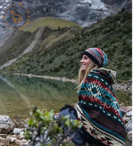 Vista 7 de Los ponchos de alpaca para adultos, hombres o mujeres son ponchos hechos a mano por artesanos nativos que hacen el poncho más suave., Azul Mar