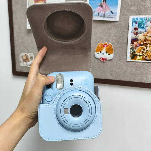 Vista 4 de Funda protectora compatible con cámara Fujifilm Instax Mini 12 de película instantánea con bolsillo para accesorios y correa ajustable (azul)