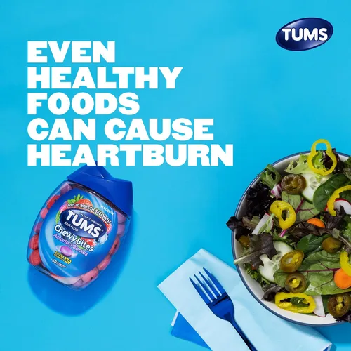 Vista 3 de TUMS Chewy Bites - Tabletas antiácidas para alivio masticable de la acidez estomacal y alivio de la indigestión ácida, bayas surtidas, 60