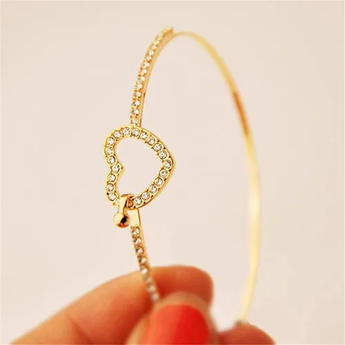 Vista 5 de JUNYY Delicada pulsera con dije de corazón hueco de diamantes de imitación para mujeres y niñas, pulsera de fiesta de cumpleaños (dorado)