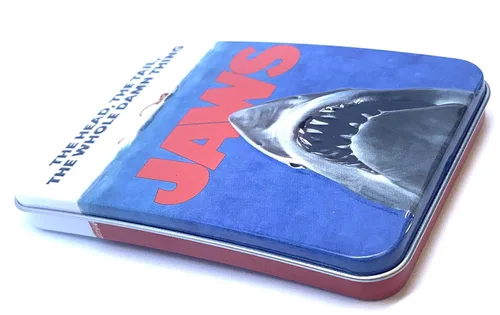 Vista 4 de Jaws Amity Island Candy - Un (1) póster de película de mandíbulas coleccionables, forma de dientes de tiburón, sabor a cereza ácida