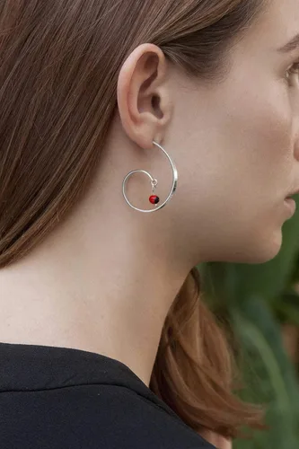 Vista 2 de Arracadas curvadas de plata de ley 925 con pendientes de semilla de Huayruro rojo y negro, aros peruanos en forma de G «Good Fortune», acabado