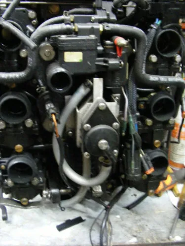 Vista 2 de Bomba de combustible profesional marina, reemplazo no engrasante V6 60 grados Johnson/Evinrude de VRO