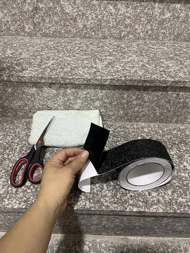 Vista 4 de COSIMIXO Cinta Antideslizante de Trabajo Pesado de 1" x 35 Pies, Mejor Fricción de 80 Grit, Agarre, Abrasiva para Escaleras Exterior/Interior Cinta