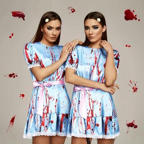 Vista 4 de 8 piezas de disfraces de Halloween para mujer, gemelos manchados de sangre, con cinta rosa y calcetín alto hasta la rodilla, cintas de fiesta