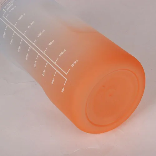 Vista 3 de Botella de agua motivacional grande con marcador de tiempo con popote sin BPA para deporte y fitness (64 onzas/medio galón) (azul-naranja)