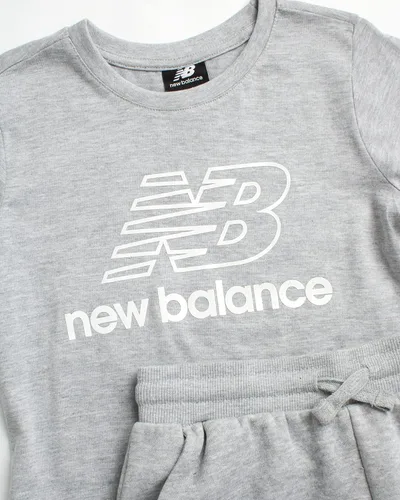 Vista 2 de New Balance Conjunto de pantalones cortos para niña, camiseta de manga corta de 2 piezas y pantalones cortos de rizo francés (7-16), Gris jaspeado