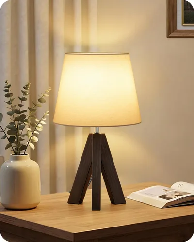 Vista 20 de Juego de 2 lámparas de mesa trípode pequeñas, lámpara moderna de mesita de noche con pantalla de tela, luz de escritorio de madera estilo bohemio
