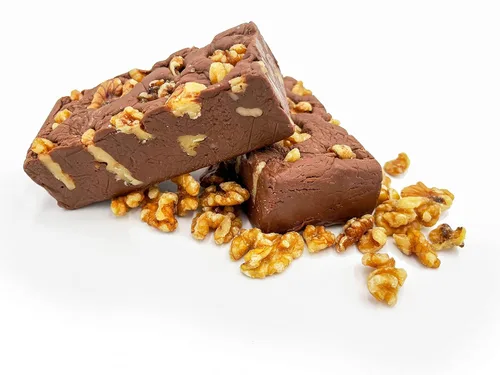 Vista 2 de Uncle Butch's Dulce de Chocolate con Nueces - Dulce de Chocolate Recién Hecho en Pequeños Lotes con Mantequilla Real - Cremoso, Decadente, Hecho a