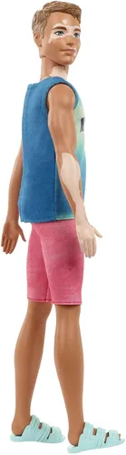 Vista 6 de Muñeca Barbie Fashionistas Ken #192 con Cabello Castaño Recortado y Vitiligo en Tank Top Malibu, Shorts y Sandalias