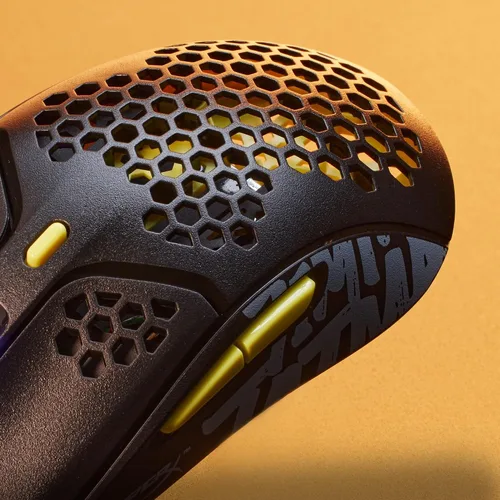 Vista 3 de HyperX Pulsefire Haste - Ratón para juegos - TimTheTatMan Edition - Ultraligero, 1.96 oz, carcasa de panal de abeja, diseño hexagonal, cable USB