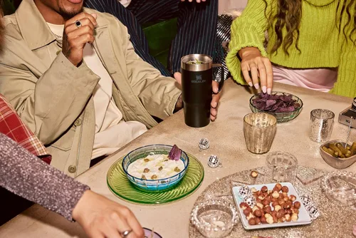 Vista 5 de STANLEY La Taza Suburbana Cotidiana 473 ml Beber a Través de la Tapa Taza para Café, Té y Bebidas Taza de Café de Acero Inoxidable Aislada