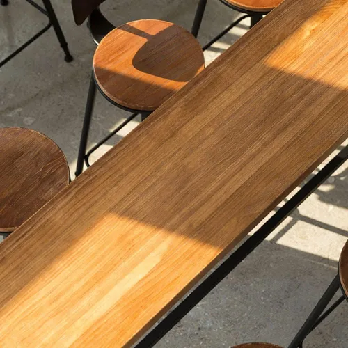 Vista 4 de Mesa de bar de madera, mesa de comedor industrial de madera de pino con base de caballete en negro