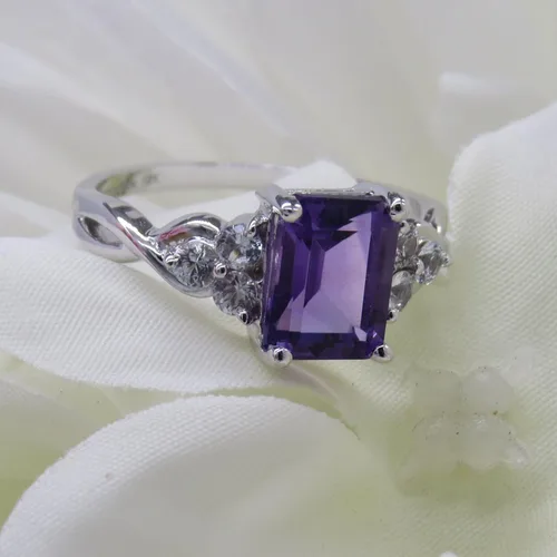 Vista 6 de Dazzlingrock Collection Anillo de compromiso de oro blanco de 18 quilates de 0.315 x 0.236in con zafiro blanco redondo para mujer