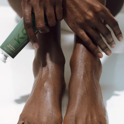 Vista 3 de KOBA Crema para Pies Bottom Up - Hidratante para Mujeres y Hombres - Hidratante - Piel Normal a Muy Seca - Fragancia Cítrico, Amaderado y Especiado
