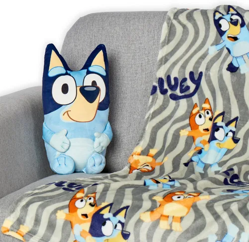 Vista 3 de Bluey Throw & Plush Hugger Set, 50"x60" Silk Touch Blanket with 3D Character Pillow – Soft, Cozy Blanket for Kids and Toddlers Bluey Fun