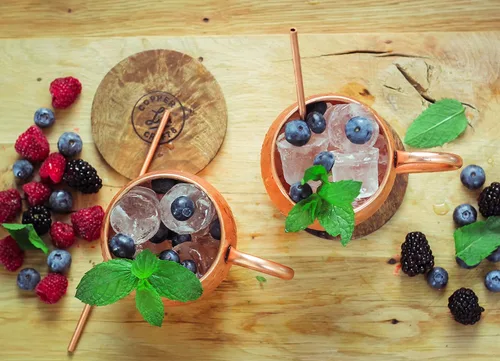 Vista 5 de Moscow Mule tazas Set, 4 Authentic Handcrafted tazas de cobre (16 oz. Cada uno) con 2 onzas Shot vidrio, 4 pajitas, mango madera Posavasos y libro