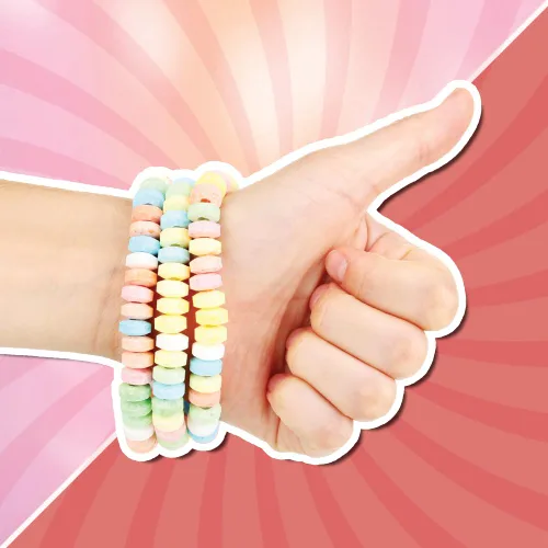 Vista 4 de 50 pulseras de dulces envueltas individualmente, recuerdos de fiesta