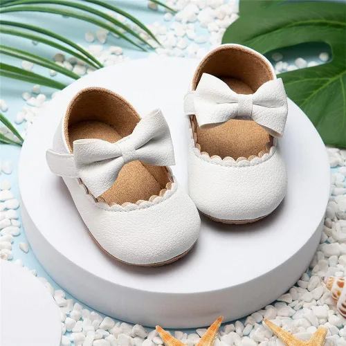 Vista 4 de Meckior - Zapatos bajos y livianos para bebés estilo Mary Jane con suela suave y lazo decorativo para vestidos de princesa o bodas para niñas que