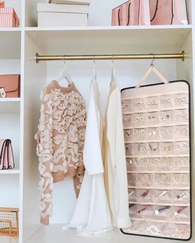 Vista 4 de BAGSMART Organizador de joyas colgante con ganchos de metal, soporte de joyería de doble cara para aretes + estuche organizador de joyas de viaje