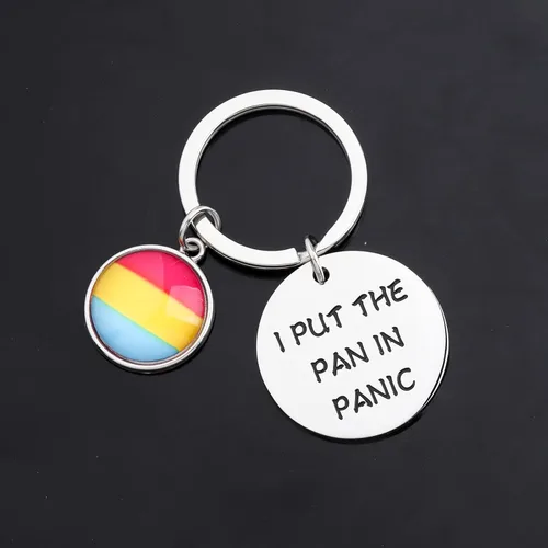 Vista 5 de Llavero pansexual con texto en inglés "I Put The Pan In Panic", llavero con dije de bandera pensexual Pan en Panic K
