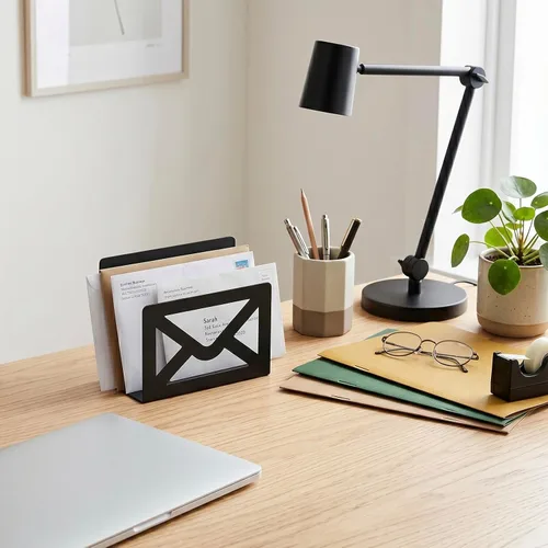 Vista 2 de MyGift Soporte de correo de escritorio de metal negro con diseño de sobre recortado para el hogar y la oficina organizador de cartas
