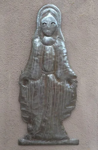 Vista 3 de Bendita Virgen María, placa decorativa de la Madre Madonna, arte metálico haitiano, para colgar en la pared, decoración religiosa de vacaciones, 6 x