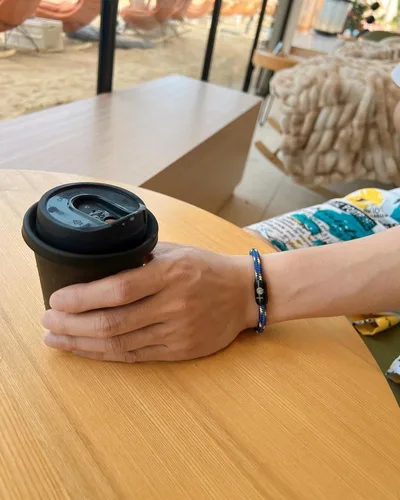Vista 6 de Pulsera de cuerda náutica hecha a mano para hombres y mujeres, diseño elegante y duradero con encanto inspirado en la marina