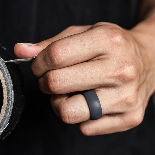 Vista 4 de Anillo de boda de silicona para hombres y mujeres, 10 piezas de 0.315 in de ancho de calidad médica de alta calidad, anillo de boda de goma