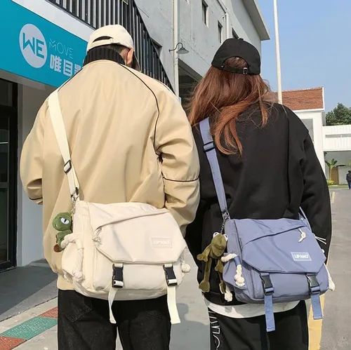 Vista 3 de Inshere Bolso cruzado estético con bonitos pines y adornos, bolsa de mensajero casual para el hombro, bolsa japonesa Kawaii para mujeres y hombres
