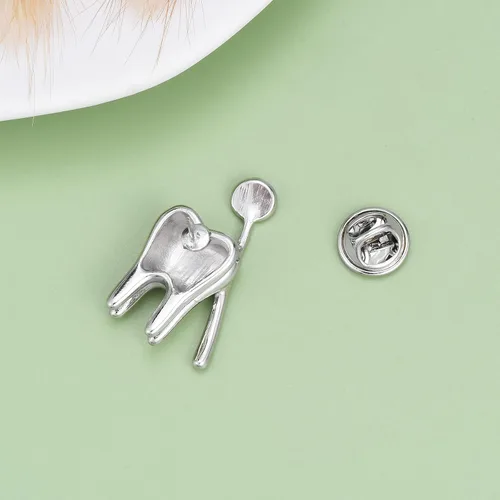 Vista 2 de HANRESHE - Lindo broche de enfermera regalo de médicos enfermeras joyería médica chapado en oro alfileres de esmalte de dibujos animados broches