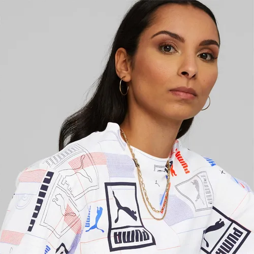 Vista 4 de PUMA Camiseta estampada clásica para mujer, blanco-AOP, Blanco-aop