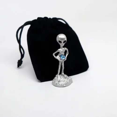 Vista 7 de Real Metal UFO Alien Holding Bola de cristal facetada Estatua de peltre gris
