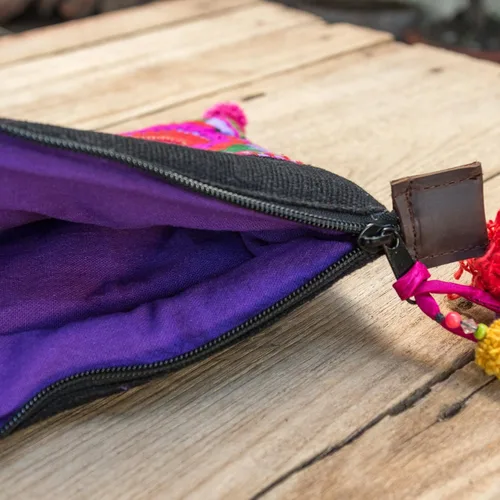 Vista 5 de changnoi Bolsa de mano artesanal tailandesa de comercio justo para iPad con bordado tribal hmong