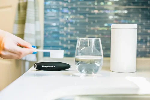 Vista 3 de Espumador eléctrico de manos - Mezclador de suplementos y preentrenamiento, espumador de leche para café, café con leche y bebidas proteicas (negro)