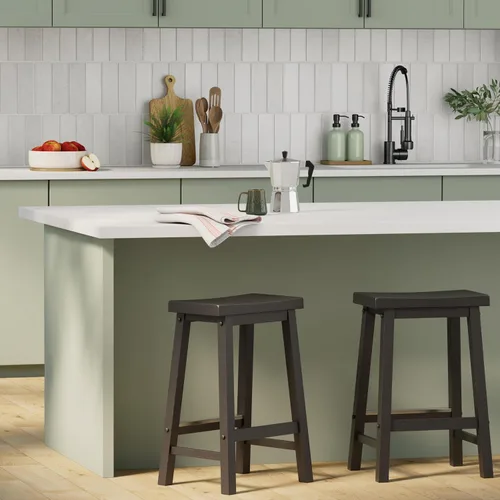 Vista 2 de Amazon Basics Taburetes de bar de madera maciza para isla de cocina con reposapiés, 24 pulgadas de altura, negro, juego de 2