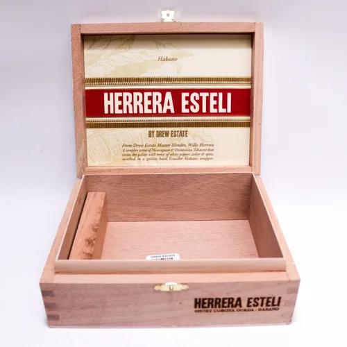 Vista 3 de Herrera Esteli Caja de Puros de Madera Corta Corona Gorda Habano - 7.5" x 6" x 2.5