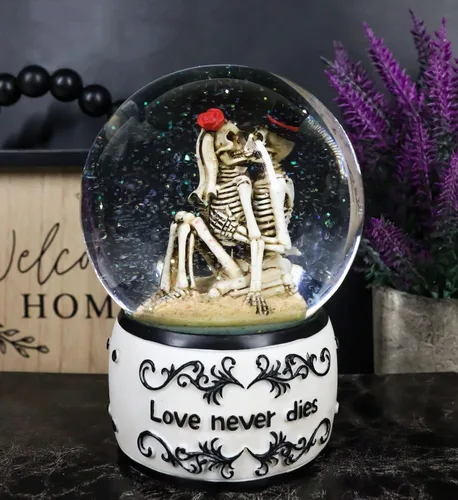 Vista 8 de Ebros Gift Día de los muertos El amor nunca muere besos franceses besándose recién casado esqueletos sentados en la playa de arena globo de agua