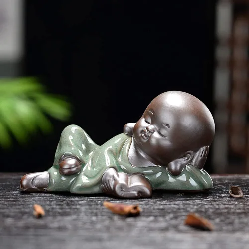 Vista 4 de Estatua de monje de libro de lectura, linda mascota de té de monje bebé de cerámica, figura china de monje zen para decoración del hogar y la oficina
