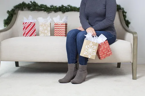 Vista 8 de Hallmark - Juego de bolsas de regalo pequeñas de 6 pulgadas para fiestas (paquete de 5; rojo, blanco y kraft) Copos de nieve, rayas, Feliz (5XGB1798)