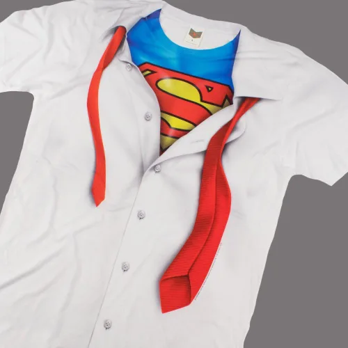 Vista 5 de Popfunk Camiseta clásica de disfraz de superhéroe para adultos, I'm Superman, Batman con calcomanías