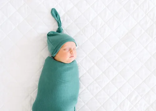 Vista 2 de Copper Pearl Gorro de bebé con nudo superior elástico y suave viaje Viaje Newborn0-4mo