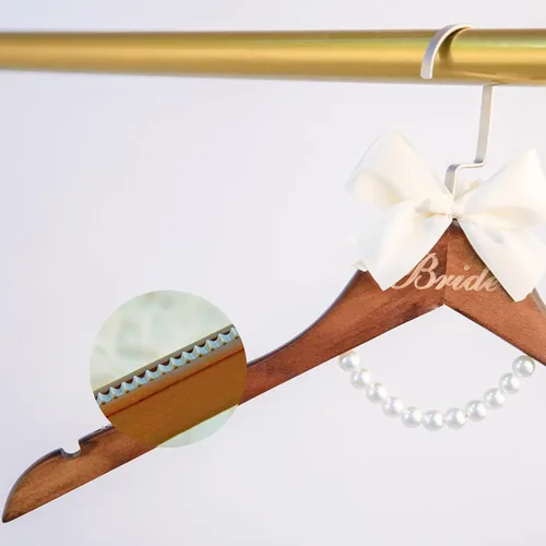 Vista 6 de Colgador de vestido de novia para novia, regalo de boda, percha de madera marrón con perlas y lazo para vestidos de novia, regalo de despedida
