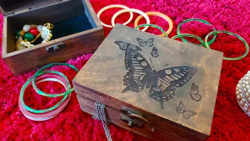 Vista 3 de Joyero de mariposa grabado, hermosa caja de recuerdo Caja de almacenamiento de aretes y collares para niñas y mujeres Idea de regalo para el día