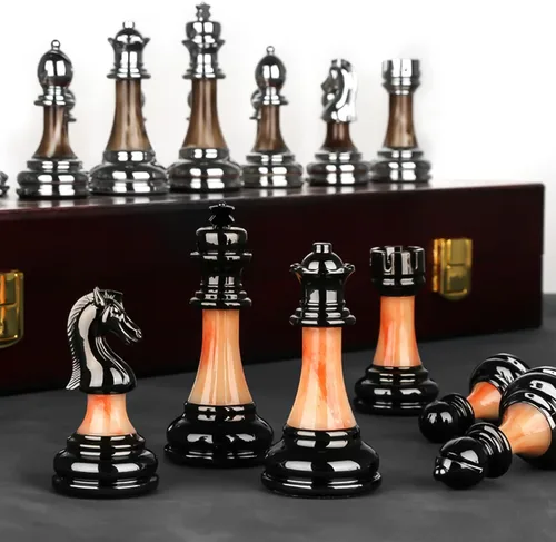 Vista 7 de Metal Chess Set for Adults and Kids – Deluxe Chess Board with Zinc Alloy and Acrylic Chess Pieces – Travel Folding Wooden Chess Board Set with Metal