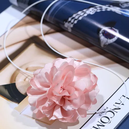 Vista 3 de Gargantilla de flor rosa negra grande roseta terciopelo seda gótica cadena ajustable Y2K accesorios de joyería