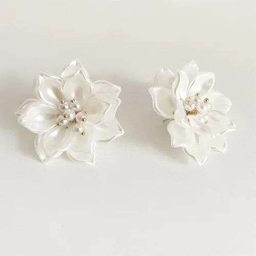 Vista 9 de Aretes colgantes únicos hechos a mano con pétalos de flores de resina grandes bohemios con brote de estambre de cristal brillante para mujeres y mamá