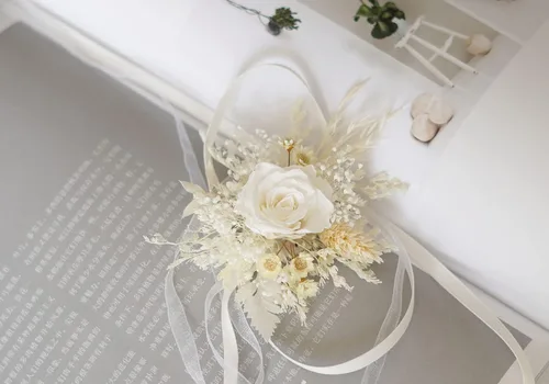 Vista 4 de Ramillete de boda de flores secas preservado blanco, ramillete de muñeca, ramillete rústico bohemio, ramillete de pulsera nupcial (w01)