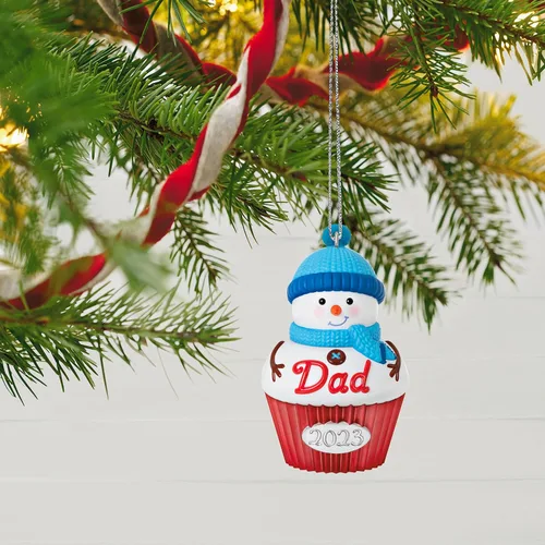 Vista 6 de Hallmark Keepsake Adorno de Navidad 2023, cupcake para papá, regalos familiares