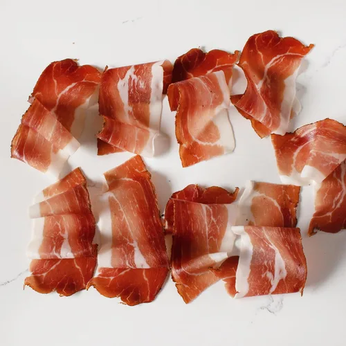 Vista 7 de igourmet Mega Gourmet Surtido para 20 quesos importados, carnes curadas y acompañamientos, perfecto para grandes celebraciones, incluye Grana